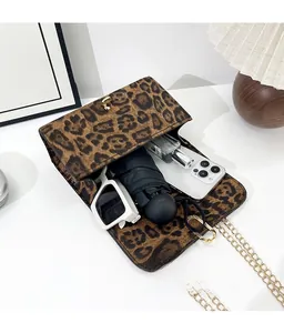 Vue détaillée de l'intérieur d'un sac léopard montrant sa grande capacité et chaîne