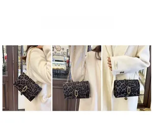 Trois vues du sac bandoulière léopard avec chaîne dorée porté par un modèle