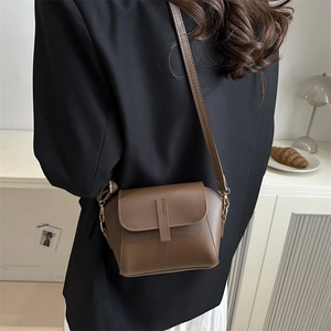 Sac bandoulière rétro français en cuir marron pour femme avec rabat élégant et sangle