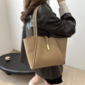 Minimalistische khakifarbene Leder-Tote-Bag mit goldener Schnalle für den Freizeit-Look