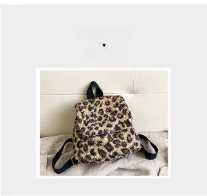 Détail du sac à dos peluche léopard montrant la texture en fourrure et les sangles noires