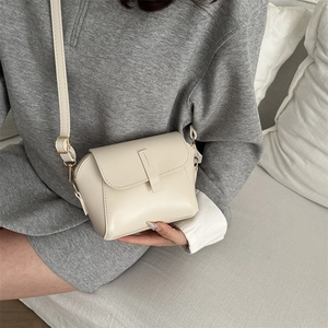 Sac bandoulière beige minimaliste en similicuir lisse avec bandoulière réglable