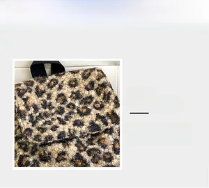 Gros plan sur la texture léopard en fausse fourrure d'un grand sac à dos mode