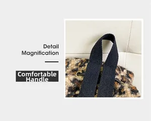 Vue détaillée du sac à dos en peluche léopard avec poignée en tissu noir et anneaux dorés