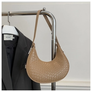 Vue détaillée du cuir camel à motif crocodile sur ce sac à bandoulière en croissant