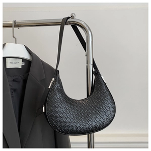 Gros plan sur le sac hobo noir à motif crocodile avec fermeture éclair argentée et détails
