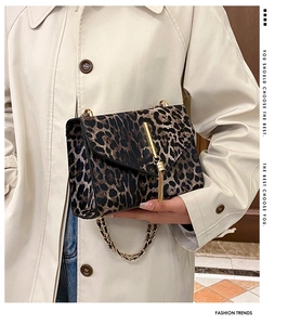 Detailansicht der Leopard-Umhängetasche mit goldener Kette und Quasten-Anhänger