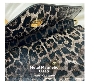 Makroansicht der Leoparden-Ledertasche mit goldenem Metall-Magnetverschluss-Detail