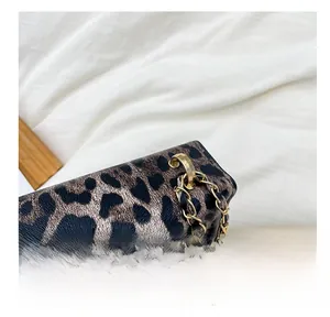 Detailaufnahme der Leoparden-Schultertasche mit Goldkette und robuster Hardware
