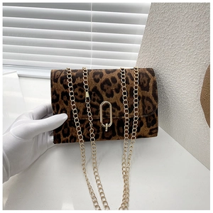 Détail du sac à bandoulière léopard avec chaîne dorée et fermoir métallique élégant