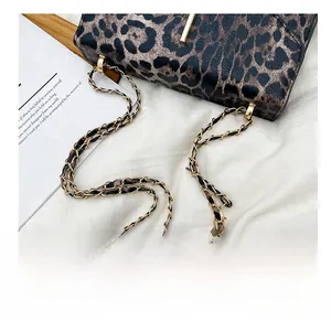 Nahaufnahme der Leoparden-Tasche mit goldenem Kettenriemen und gewebtem Stoffdetail