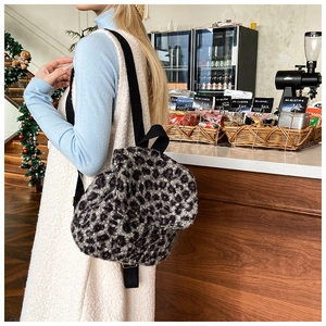 Détail du sac à dos en peluche léopard gris avec fourrure douce et bretelles noires