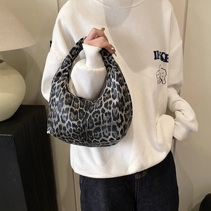 Sac à épaule chic avec imprimé léopard en forme de croissant et poignée pour femmes