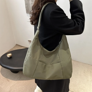 Grand sac fourre-tout en toile vert olive avec texture matelassée et large bandoulière