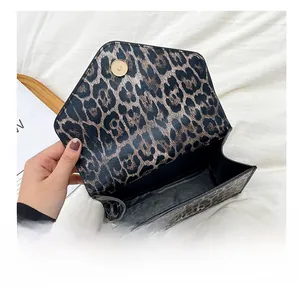 Detailansicht der Innenseite der Handtasche mit Leopardenmuster und Magnetverschluss-Fach