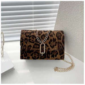 Détail du motif léopard et de la chaîne dorée sur un petit sac carré tendance