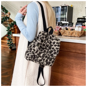 Vue détaillée du sac à dos en peluche léopard avec bretelles réglables en nylon noir