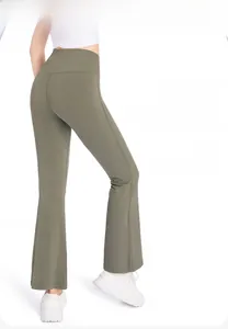 Détail du pantalon de yoga évasé vert olive à taille haute avec tissu élastique et coutures