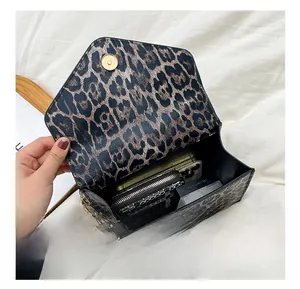 Leopard-Schultertasche Innenansicht mit Platz für Handy, Geldbörse und Kosmetik