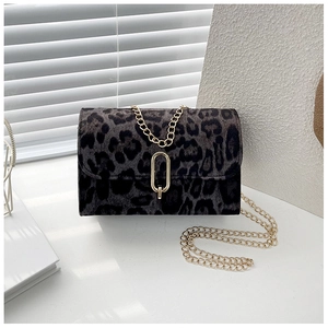Détail du sac à chaîne léopard avec texture en fausse fourrure et fermoir en métal doré