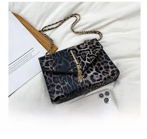Detailansicht der Leopard-Umhängetasche mit Goldkette und Smartphone zum Größenvergleich
