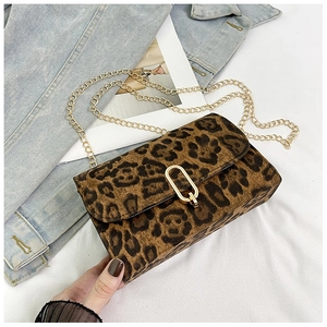 Détail du sac léopard avec bandoulière en chaîne dorée et boucle en métal en forme de U