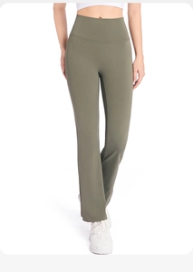 Vue détaillée de face du pantalon de yoga évasé vert olive à taille haute