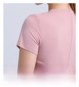 Detail view of the pink raglan sleeve design and breathable quick-dry sports fabric