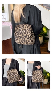 Vue détaillée du sac à dos en peluche léopard avec sangles en toile et texture douce