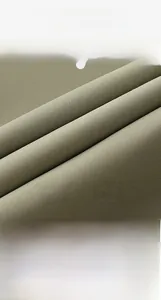 Détail du tissu du pantalon de yoga vert armée composé de 80% nylon et 20% spandex