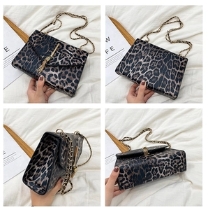 Detailansicht der Schultertasche mit Leopardenmuster, Goldkette und Quasten aus vier Winkeln