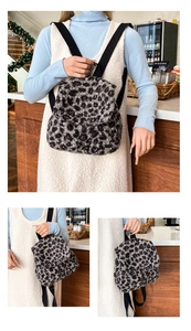 Gros plan détaillé montrant la texture du sac à dos léopard en fausse fourrure douce