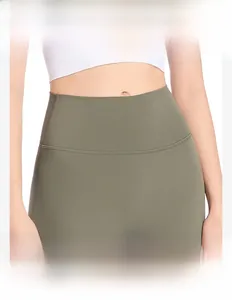 Gros plan du pantalon évasé de yoga vert olive sans couture avec taille haute gainante