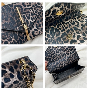 Detailansichten der Tasche mit Leopardenmuster, Goldbeschlägen und Quastenanhänger