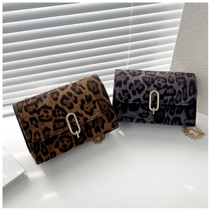 Détail des petits sacs carrés à motif léopard avec boucles en U métalliques dorées et chaînes