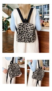 Détail du sac à dos peluche léopard montrant la texture douce et les sangles noires
