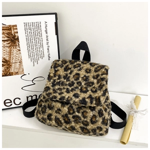 Détail du sac à dos en peluche léopard montrant la texture douce et les anses en nylon