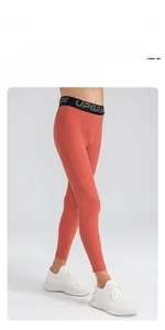 Détail du pantalon de compression pour garçon avec taille élastique et texte upgrade