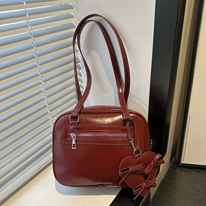 Damen Vintage PU Leder Schultertasche Mit Herzanhänger Schleife Glänzende Unterarmtasche Elegante Einfarbige Umhängetasche