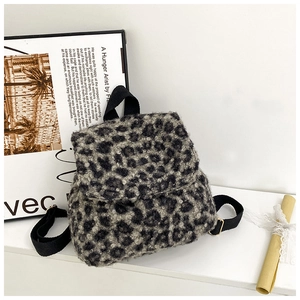 Détail du sac à dos en peluche léopard avec fourrure synthétique et boucles en métal doré