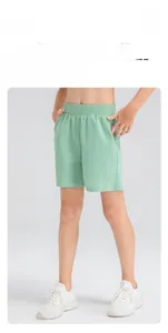 Détail du short de sport vert clair pour garçon en tissu respirant à séchage rapide