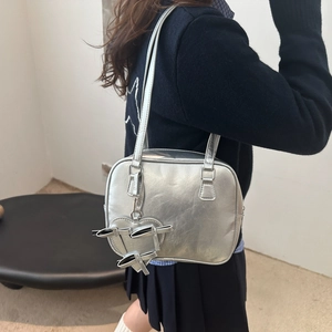 Y2K silberne Metallic-Umhängetasche mit Herz-Schleifen-Anhänger für Damen