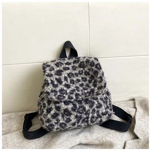 Vue détaillée de la texture pelucheuse léopard grise sur ce sac à dos d'automne hiver