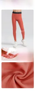 Vue détaillée du legging de compression corail pour garçon en tissu respirant et extensible
