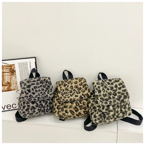 Trois sacs à dos en peluche léopard en marron, gris et vert avec texture douce