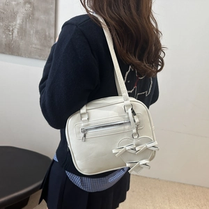 Minimalistische weiße Schultertasche mit Herzanhänger und Schleifendetail für Damen