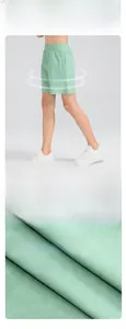 Vue détaillée du short de sport vert menthe pour garçon avec texture respirante côtelée