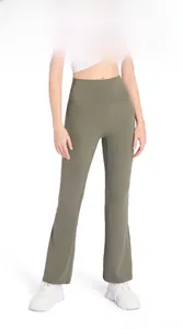 Détail du pantalon de yoga évasé vert olive à taille haute pour femme sportive