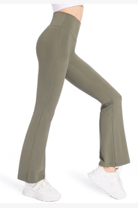 Détail du pantalon de yoga évasé vert olive à taille haute avec coutures sculptantes