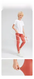 Détail macro du tissu hautement élastique et respirant pour leggings de sport garçon